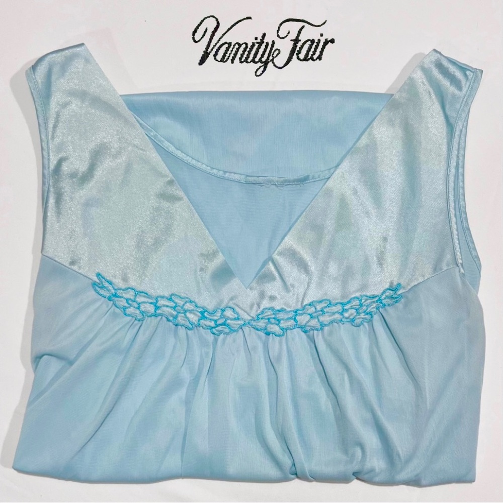 Vintage 1960’s Vanity Fair Timeless Classic Nightgown. Size M